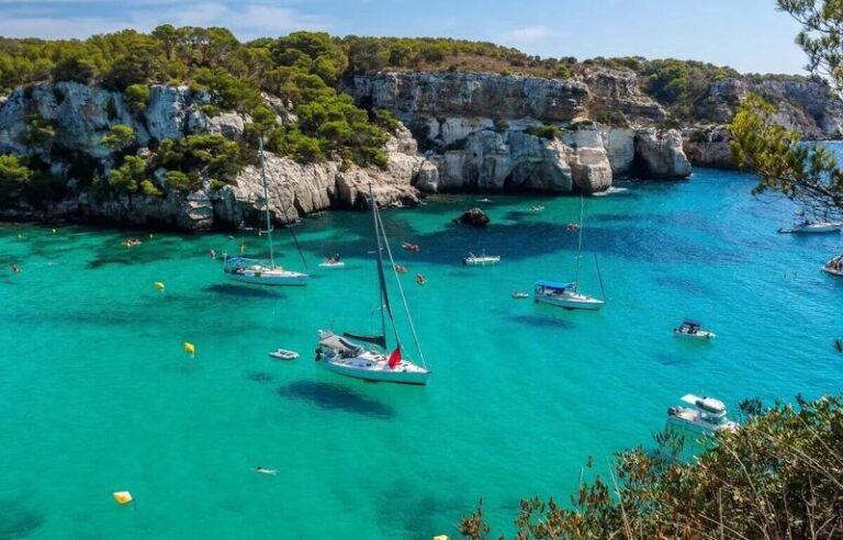 Jak długo trwa lot na minorkę? Poradnik dla podróżników