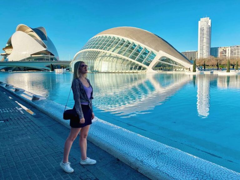 Jak długo trwa lot z Warszawy do Walencji? Sprawdź, co warto wiedzieć przed podróżą!