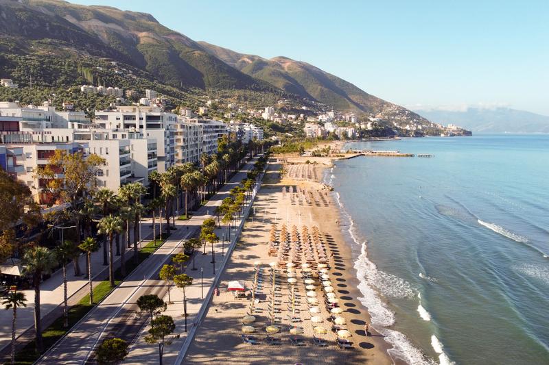 Jak długo trzeba lecieć samolotem do Albanii? Sprawdź czas podróży!