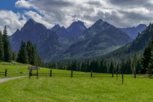 Jak wygodnie dotrzeć do Doliny Białej Wody? Praktyczny przewodnik dla turystów