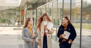 Jakie zniżki przysługują studentom na PKP? Sprawdź, ile ulgi mają studenci!