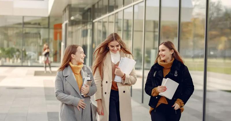 Jakie zniżki przysługują studentom na PKP? Sprawdź, ile ulgi mają studenci!