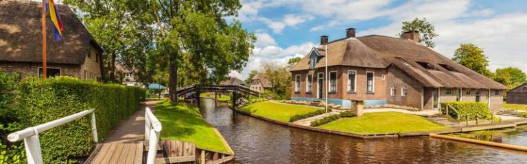 Odkryj Giethoorn: Jak Najłatwiej Dojechać do Urokliwej Wsi bez Dróg
