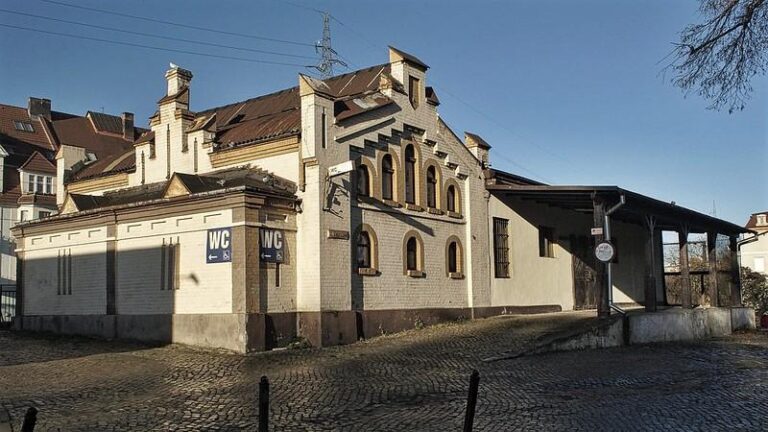 Praktyczny przewodnik: Gdzie zostawić bagaż na Dworcu Centralnym?