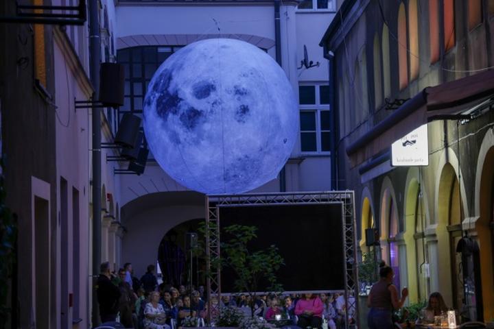 Ziemia do Księżyca: Ile czasu zajmuje podróż w kosmos?