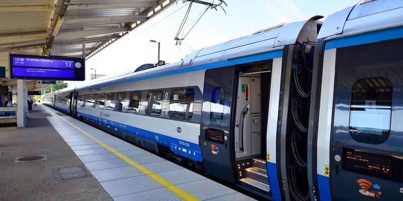 Emeryci na torach: Zniżki na PKP, które warto znać