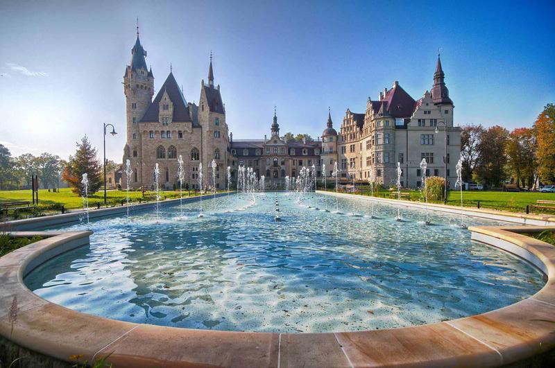 Jak wygodnie dotrzeć z Opola do urokliwego zamku w Mosznej?