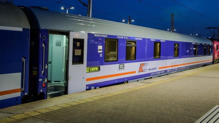 Najlepsze sposoby na dojazd z lotniska Chopina na dworzec PKP