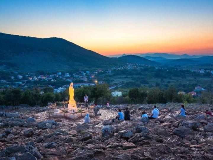 Najlepszy czas na wizytę w Medjugorie – kiedy jechać, aby przeżyć niezapomniane chwile?