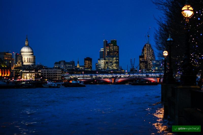 Jak długo trwa lot z Londynu do Tunezji? Sprawdź, co powinieneś wiedzieć przed podróżą!