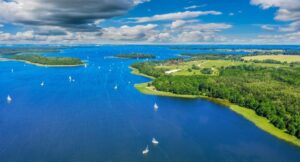 Praktyczny przewodnik: Co zabrać ze sobą na wakacje nad jeziorem?