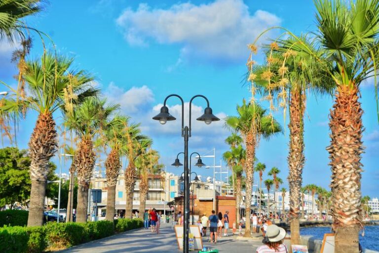 Ile trwa lot na Cypr: odkryj tajemnice Pafos i jego uroki