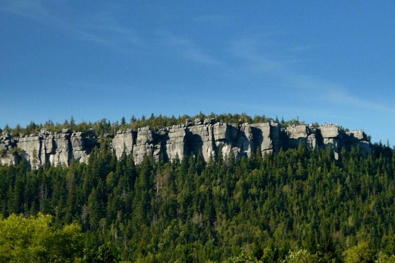 Odkryj, jak dojechać do Szczelińca Wielkiego – praktyczny przewodnik dla turystów