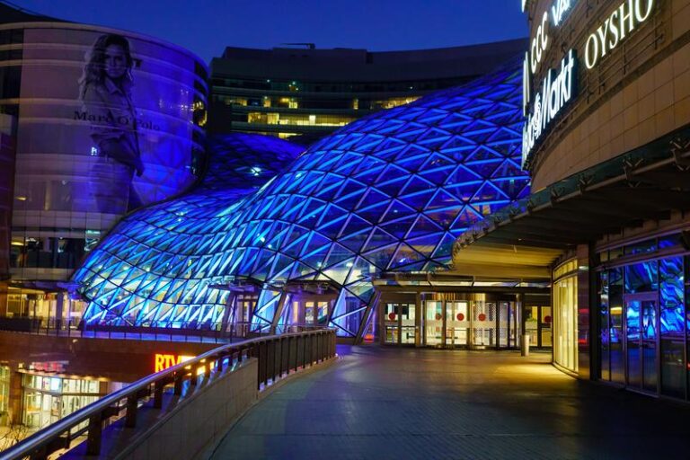 Jak dostać się na parking Złotych Tarasów? Praktyczny poradnik dla kierowców