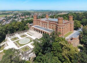 Odkryj Kamieniec Ząbkowicki: Przewodnik po najwygodniejszych trasach dojazdu