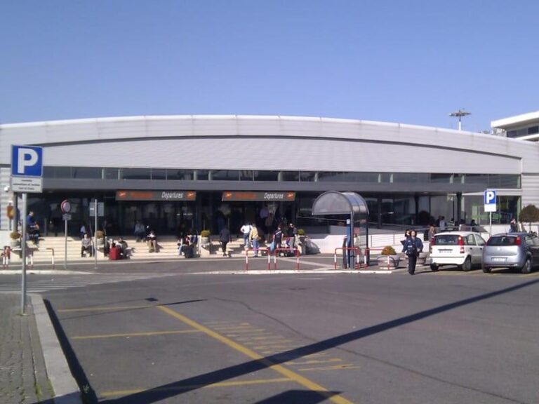 Przewodnik po dojeździe do Rzymu z lotniska Ciampino: Jak to zrobić łatwo i wygodnie