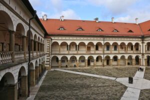 Przewodnik po trasach: Jak dotrzeć z Krakowa do Niepołomic?