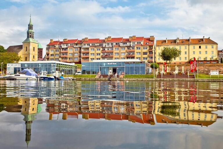 Jak dojechać do Kamienia Pomorskiego – praktyczny przewodnik dla turystów