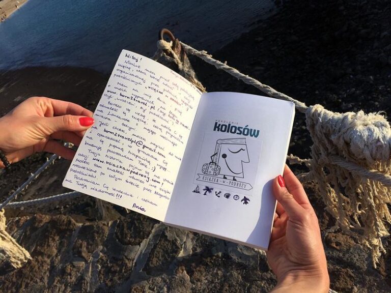 Kreatywne sposoby na spakowanie książek w dzień bez plecaka